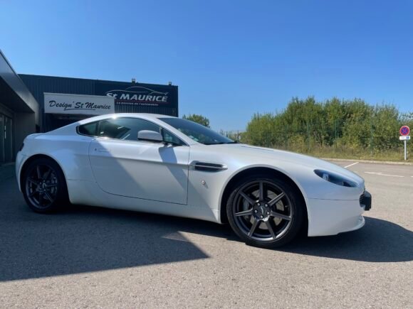 ASTON MARTIN V8 VANTAGE
